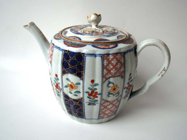 A Worcester porcelain "Japan" pattern four piece tea and coffee service circa 1770-1775 — image 3